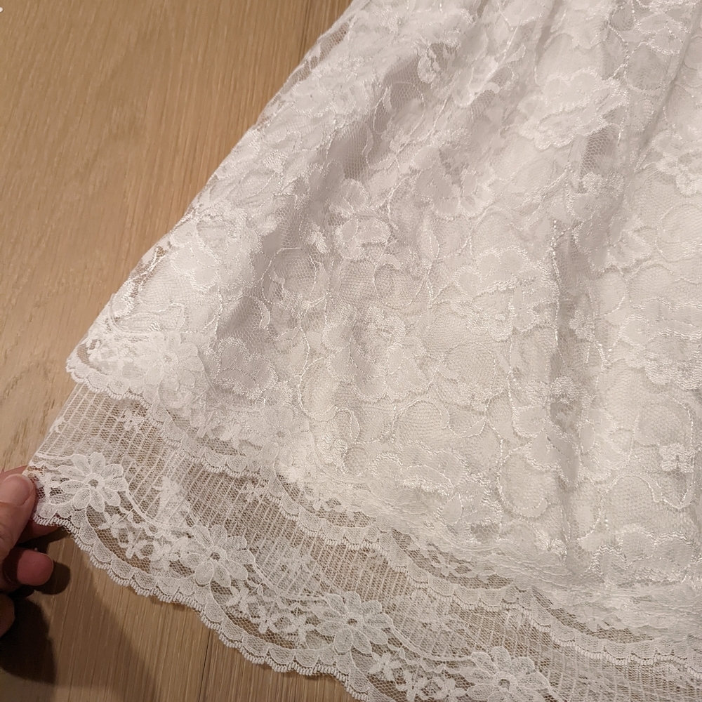 Elegant Vintage White Lace Dress with Puff Sleeves - Picture 2 of 7